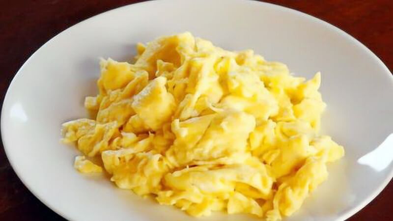 How do make fluffy eggs when you scrambled eggs