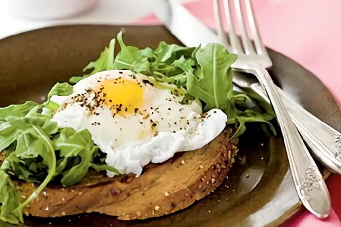 Poached eggs with buttery multigrain toast recipe